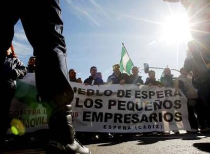 Un grupo de manifestantes de Aepic, cerca del Congreso de los Diputados, ayer en Madrid.