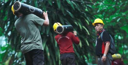 Un equipo de rescate trabaja en Tham Luang, Tailandia.