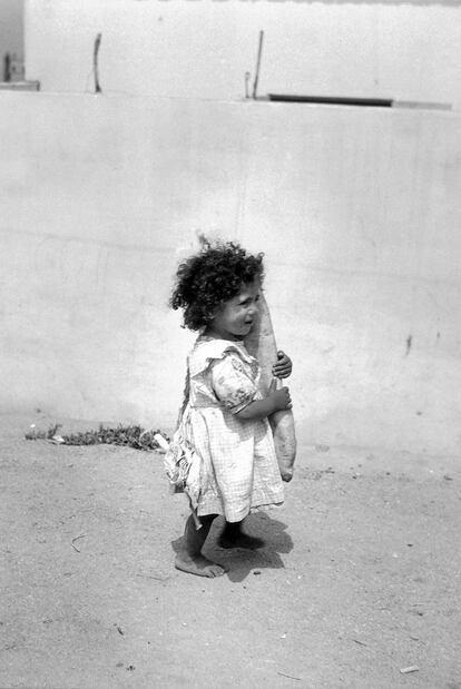 Esta imagen fue tomada en el poblado de Castiglione, en junio de 1959. Varias niñas como esta pequeña de no más de seis años con una barra de pan quedaron inmortalizadas por la cámara del artista francés. Forman parte de una documentación gráfica que se engloba dentro de la tradición humanista comprometida.