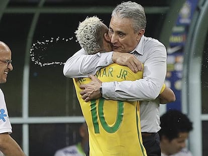 Tite abraça Neymar na vitória sobre a Colômbia.