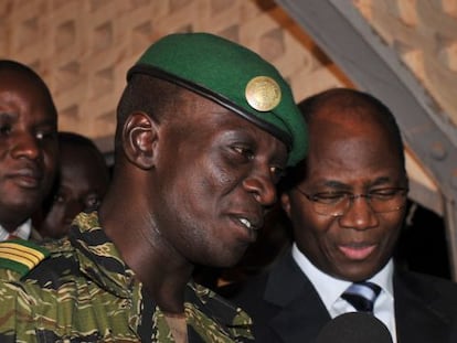 El líder golpista, Amadou Sanogo, junto al ministro de Exteriores de Burkina Faso, Djibril Bassole, este sábado.