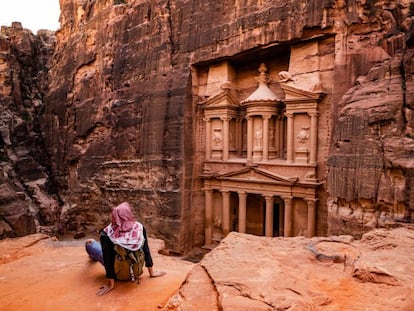 Una turista contempla el Tesoro de Petra, en Jordania.