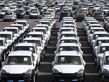 Centenares de vehículos Porsche, recién salidos de fábrica.