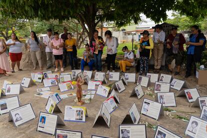 Acto simbólico por los desaparecidos en el departamento del Meta, en el cementerio de Puerto López.