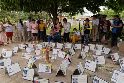 Acto simbólico por los desaparecidos en el departamento del Meta, en el cementerio de Puerto López.