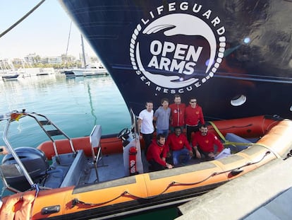 Foto de familia de una ONG que trabaja rescatando migrantes del mar Mediterr&aacute;neo.