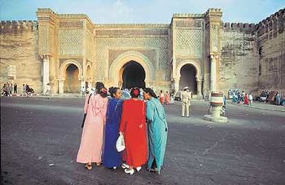 El portal de Bab el Mansur es una de las edificaciones históricas mejor conservadas de Meknés, ciudad marroquí a 60 kilómetros de Fez.