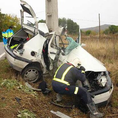 Los bomberos trabajan en el vehículo tras sacar a los fallecidos (Tielmes M-224)