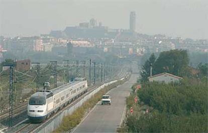 Un tren de alta velocidad, a las afueras de Lleida.