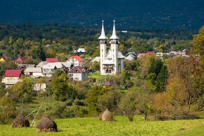 La madera es un material que define muy bien la personalidad de Breb, pueblo de la región histórica de Maramures, al norte del país, bien preservado en su valle dominado por la llamada Cresta del Gallo, parte de las montañas volcánicas de Gutai. De madera se alza su iglesia, ortodoxa; de madera son sus famosas puertas, hábilmente talladas y decoradas por los artesanos locales. Los ciclos de la naturaleza marcan el ritmo de la villa. Con la hierba y las flores silvestres que espesan los prados en primavera se hacen los característicos pajares de cara al invierno. Ya no existen los castores (breb, en rumano) que le dieron nombre, pero sí pollos, ovejas, lechones y vacas que nutren las economías domésticas.