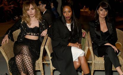 El desfile de la firma británica Burberry contó con un 'front row' de lujo. De izquierda a derecha, la modelo y actriz Suki Waterhouse, la top Naomi Campbell y la actriz Penélope Cruz. La intérprete española se mudó recientemente a Londres, junto a su familia ya que se encuentra en pleno rodaje de una nueva película.