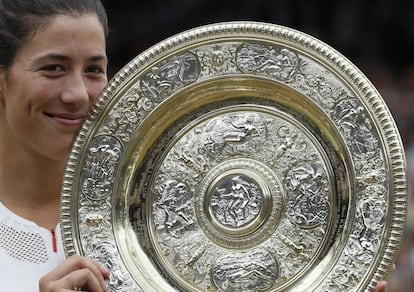 Garbiñe Muguruza posa con su trofeo tras ganar la final de Wimbledon.