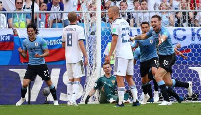Los uruguayos Edinson Cavani, Matias Vecino y Sebastián Coates celebran el gol de Diego Laxalt.