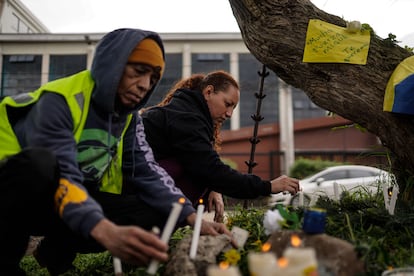 Residentes y trabajadores del barrio Modelia se acercan a rendirle una oración a Miguel Uribe Turbay o encender una vela en el lugar del atentado que sufrió el pasado 7 de junio, en el occidente de Bogotá.