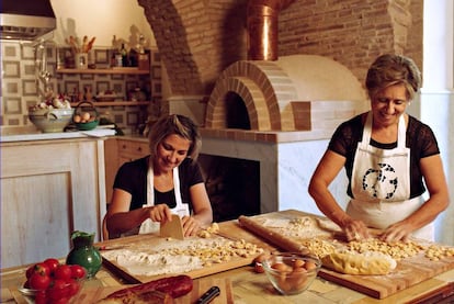 En la cocina del hotel, donde se prepara cocina casera regional del sur de Italia, existe una mesa en la que los huéspedes pueden disfrutar en directo del trabajo en los fogones.