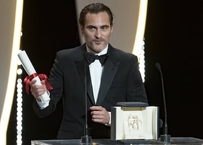 El actor estadounidense Joaquin Phoenix recibe el premio a Mejor actor por la película 'You Were Never Really Here'.