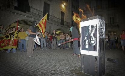 Manifestaci&oacute;n en Girona con quema de fotos del Rey. 