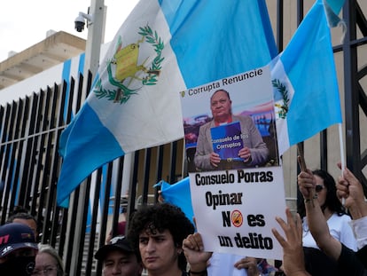 Manifestantes piden la renuncia de Consuelo Porras en una protesta el 1 de septiembre en Ciudad de Guatemala.