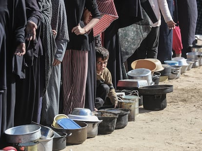 Familias palestinas hacen cola para recibir alimentos en Deir al Balah, Gaza, el pasado 18 de noviembre de 2024.