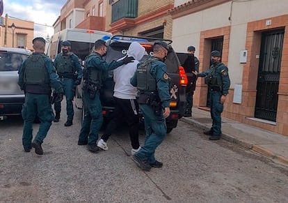 La guardia civil traslada a uno de los tres máximos líderes de la organización dedicada al blanqueo de dinero del narco este pasado 25 de enero en la calle Valdivia de El Puerto de Santa María (Cádiz).
