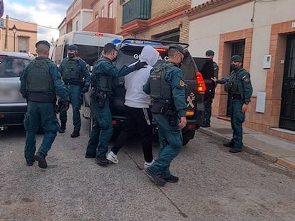 La guardia civil traslada a uno de los tres máximos líderes de la organización dedicada al blanqueo de dinero del narco este pasado 25 de enero en la calle Valdivia de El Puerto de Santa María (Cádiz).