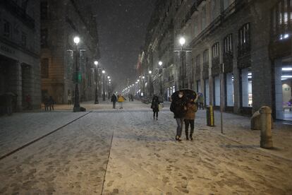 Nieve en Puerta del Sol de Madrid por el temporal Filomena.  Foto Samuel Sánchez