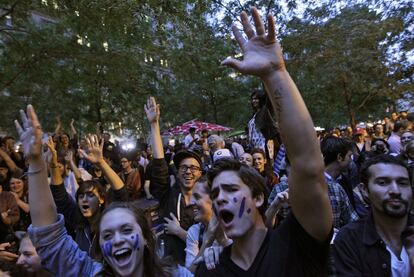 Las marchas han sido improvisadas por los miles de indignados que ocupan el parque Zuccotti, como celebración al haberse suspendido el desalojo ordenado por el Ayuntamiento de Nueva York. El apoyo masivo de ciudadanos desde esta madrugada ha logrado impedir la limpieza del parque.