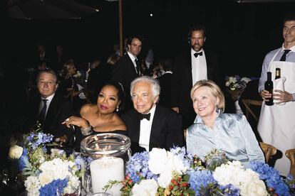 De izquierda a derecha, Robert de Niro, Oprah Winfrey, el diseñador y Hillary Clinton, en Nueva York, durante la cena de celebración del 50º aniversario de su marca, en septiembre de 2018