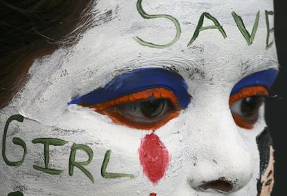 Una niña protesta con la cara pintada contra los abortos selectivos en la ciudad de Chandigarh, en el norte de India.