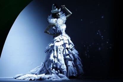 Traje con el que se cerró el primer desfile de alta costura de Dior sin John Galliano desde 1997. La colección fue obra del estudio, y se presentó en París el 4 de julio.