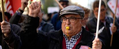 Manifestaci&oacute;n de pensionistas en Barcelona por una mayor subida de las pensiones.