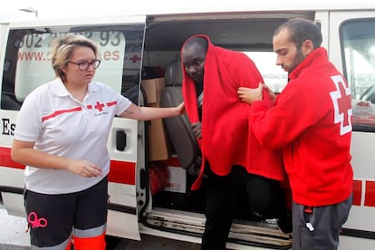 Dos de los inmigrantes rescatados hoy en aguas del Estrecho, a su llegada a Tarifa.