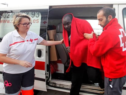 Dos de los inmigrantes rescatados hoy en aguas del Estrecho, a su llegada a Tarifa.