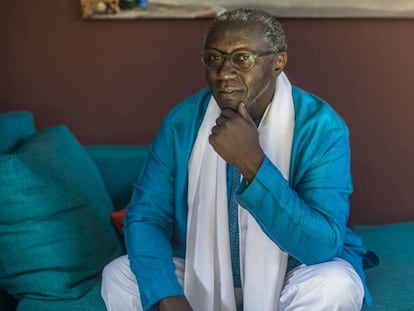 El promotor cultural Amadou Diaw, en su casa de Saint Louis (Senegal).