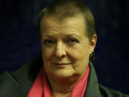 Helga Schmidt.