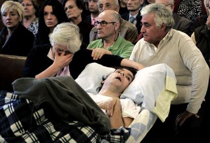 Antonio Me&ntilde;o with his parents at a hearing in October 2010. 