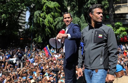 Juan Guaidó, y su compañero de la oposición, Leopoldo López, en una manifestación en Caracas (Venezuela), en abril de 2019. 