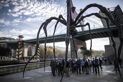 'Mamá', la gran araña obra de Louise Bourgeois, en los alrededores del museo Guggenheim de Bilbao.