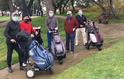 Un grupo de socios molesto con el 'tarifazo', en el Club de Campo.