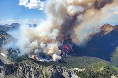 Incendio forestal en el lago Tatkin