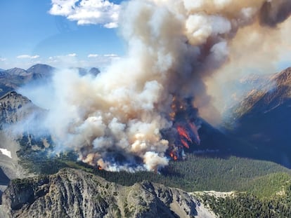 Un incendio forestal en el lago Tatkin, en la Columbia Británica (Canadá), el 10 de julio.