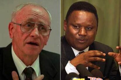 El ex ministro de la policía surafricana durante el <b><i>apartheid</b></i>, Adriann Vlok (izquierda), y el director general de la Presidencia surafricana, Frank Chikane.