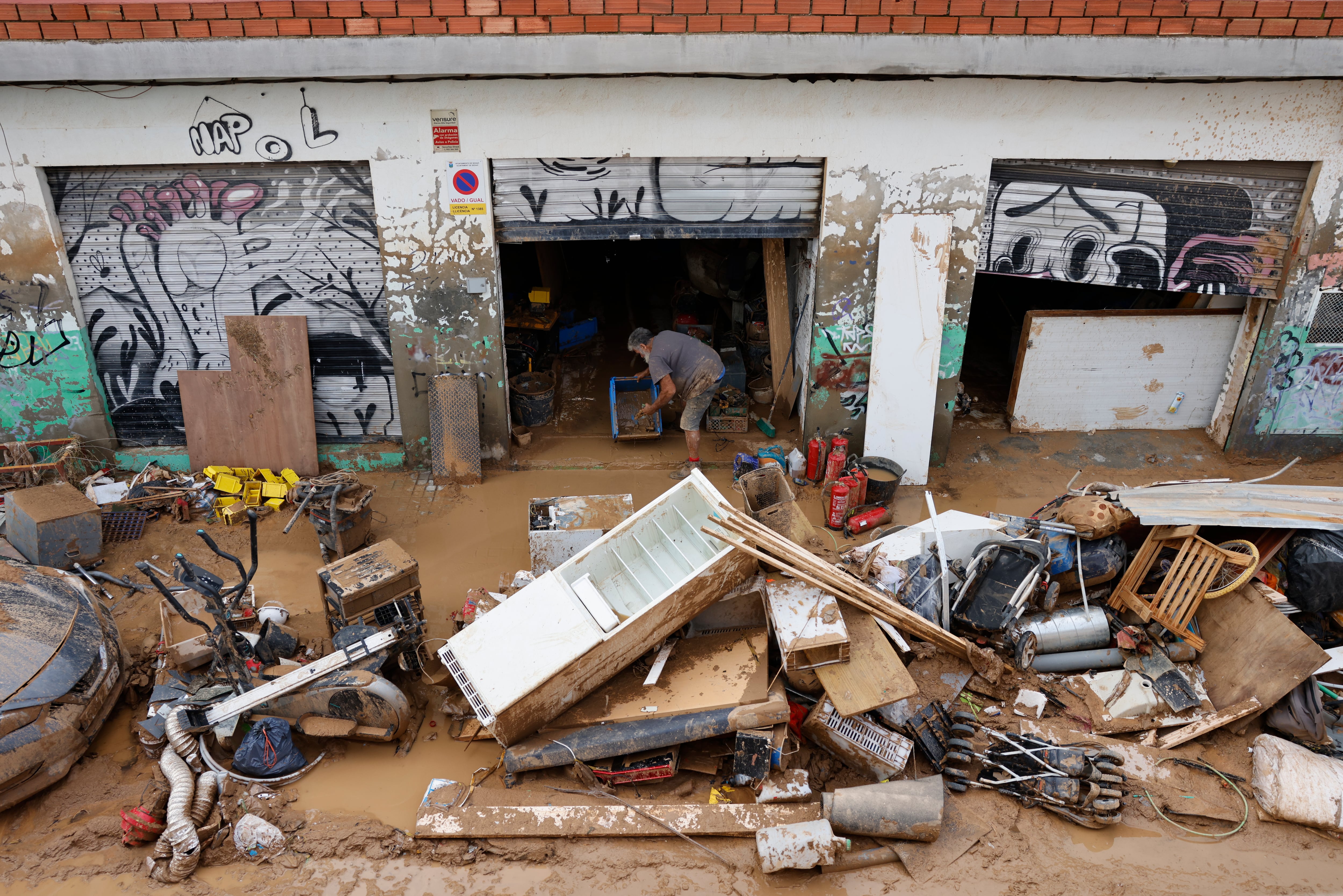 Vecinos continúan con los trabajos de limpieza en el municipio de Sedaví (Valencia), días después de las inundaciones.