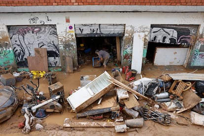 Vecinos continúan con los trabajos de limpieza en el municipio de Sedaví