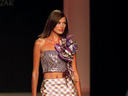 Nieves Álvarez, con un modelo de Javier Larrainzar.