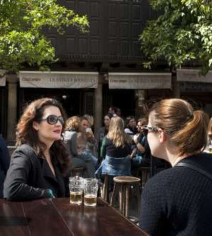 Terraza de las bodegas La Antigua, en la plaza del Salvador (Sevilla).