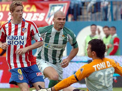 Fernando Torres dispara a puerta en presencia del defensa David Rivas.