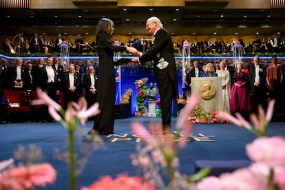 La escritora coreana Han Kang, Premio Nobel de Literatura 2024, recibe su galardn de manos del rey Carlos XVI Gustavo de Suecia el 10 de diciembre de 2024 en Estocolmo.