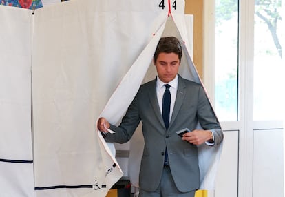 El Primer Ministro de Francia, Gabriel Attal, se dispone a votar durante la segunda vuelta de las elecciones parlamentarias de Francia en un colegio electoral en Vanves, suburbio de París, Francia.