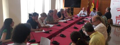 Roque Ortiz preside la reunión de la Mesa del Transporte.